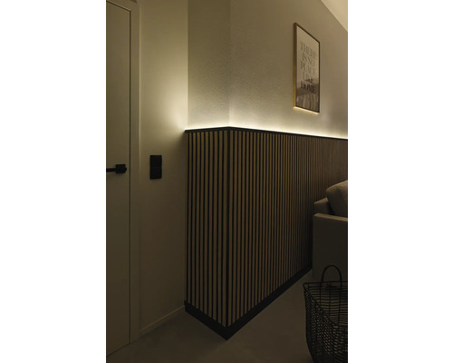 Wohnraum mit Wandpaneelen und indirekter Beleuchtung