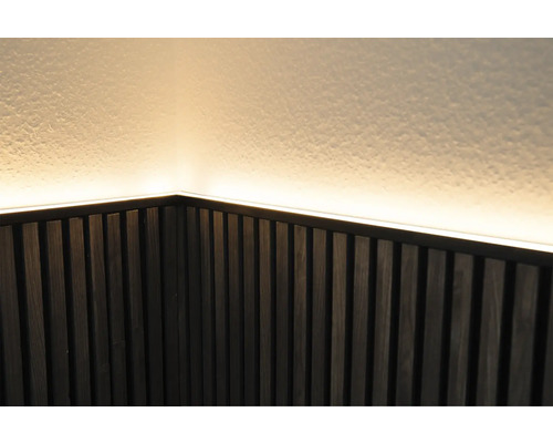 Nahaufnahme einer Wandverkleidung mit LED-Beleuchtung in einem Raum.