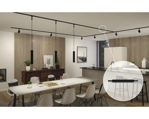 Innenraum mit Esstisch, Kücheninsel und schwarzem Stromschienensystem mit Strahlern und Pendelleuchten.