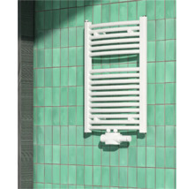 Weißer Handtuchheizkörper ist an der Wand montiert.