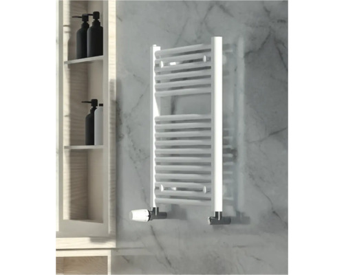 Rotheigner Badheizkörper CLASSIC 690x600 mm weiß Badezimmer Szene mit einem weißen Handtuchwärmer an einer Marmorwand