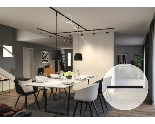 Esszimmer mit Esstisch, Stühlen und schwarzem Schienensystem an der Decke
