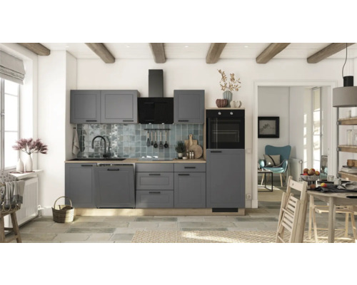 Helle Küche mit grauen Schränken, Spüle und Kochfeld