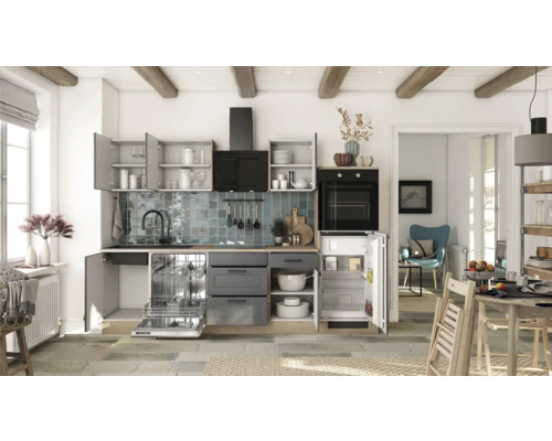 Helle Küche mit Küchenschränken, Spülmaschine, Spüle, Kühlschrank, Herd und Dunstabzugshaube