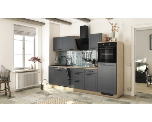 Küchenansicht mit grauen Schränken, Spüle, Dunstabzugshaube und Backofen