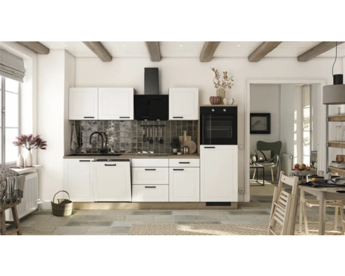 Helle Küche mit weißen Schränken, schwarzer Dunstabzugshaube und Fliesenwand