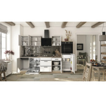 Helle Küche mit Einbauschränken, Spülmaschine, Backofen, Dunstabzugshaube und Kühlschrank in einem geräumigen Raum