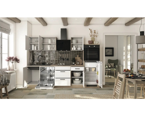 Helle Küche mit Einbauschränken, Spülmaschine, Backofen, Dunstabzugshaube und Kühlschrank in einem geräumigen Raum