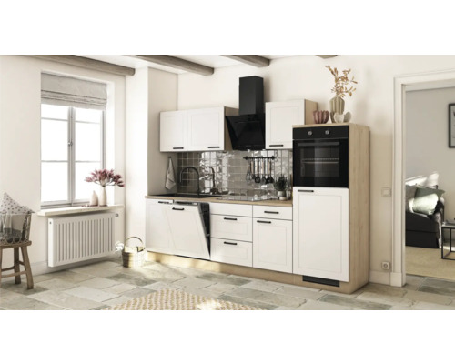 Helle Küche mit weißen Schränken, Dunstabzugshaube und eingebautem Backofen.