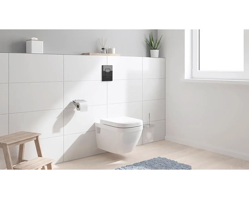 Modernes Badezimmer mit Wand-WC, Betätigungsplatte und Ablagefläche