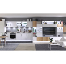 Helles Wohnzimmer mit Einbauküche, Regalelementen und Fernseher.