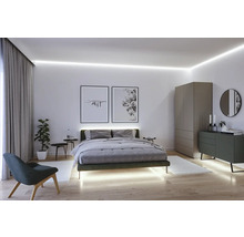 Helles Schlafzimmer mit Bett, Nachttischen, Kommode, Kleiderschrank und indirekter Beleuchtung