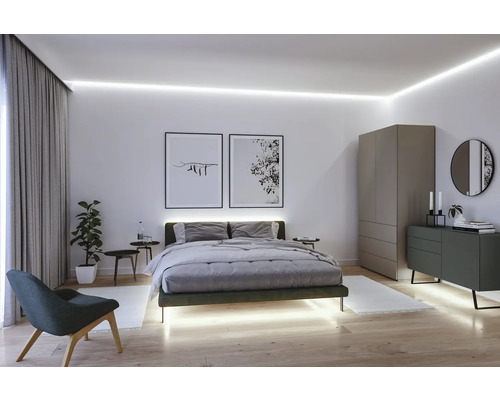 Helles Schlafzimmer mit Bett, Nachttischen, Kommode, Kleiderschrank und indirekter Beleuchtung