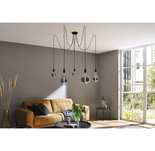 Wohnzimmer mit Pendelleuchte mit mehreren Lampen und Sofagarnitur