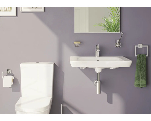 Badezimmeransicht mit Toilette, Waschbecken und Spiegel