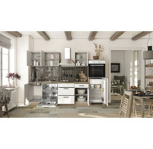 Küchenszene mit Küchenmöbeln, Geschirrspüler, Kühlschrank und Backofen in einem hellen Raum