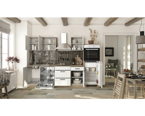 Küchenszene mit Küchenmöbeln, Geschirrspüler, Kühlschrank und Backofen in einem hellen Raum