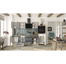 Helle Küche mit Küchenschränken, Spülmaschine, Kühlschrank und Ofen