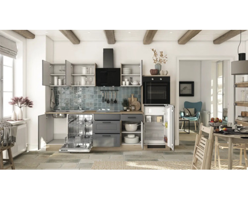 Helle Küche mit Küchenschränken, Spülmaschine, Kühlschrank und Ofen