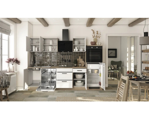 Helle Küche mit Einbauschränken, Spülmaschine, Kühlschrank und Dunstabzugshaube