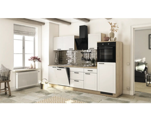 Helle Küche mit weißen Schränken, Dunstabzugshaube, Spüle und eingebautem Backofen für ein ordentliches und geräumiges Ambiente.