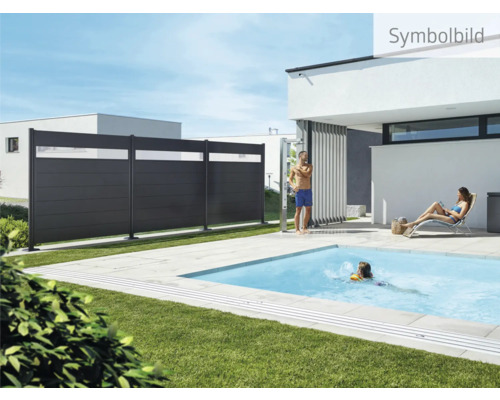 Szene mit Sichtschutzzaun, Pool und entspannten Personen im Garten