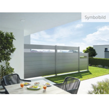 Gartenszene mit Sichtschutzzaun und Sitzgruppe auf der Terrasse