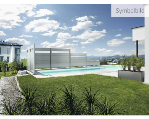 Garten mit Pool und Sichtschutzzaun