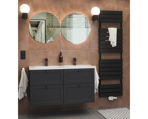 Rotheigner Designheizkörper STRIPE 1780 x 500 mm schwarz matt Anschluss Mittig unten Badezimmer mit Waschtischunterschrank, zwei runden Spiegeln, Handtuchwärmer und Wandleuchten