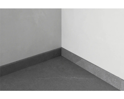 Ecke eines Raumes mit Bodenfliesen und Sockelleisten