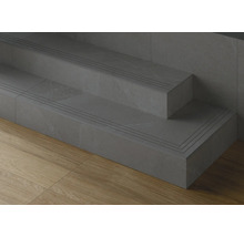 Zweistufige Treppe mit Fliesenbelag und Stufenkantenprofilen.
