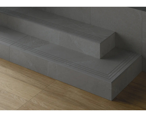 Zweistufige Treppe mit Fliesenbelag und Stufenkantenprofilen.