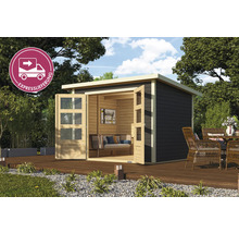 Gartenhaus mit geöffneten Glastüren, Sofa und Sitzgruppe auf einer Terrasse
