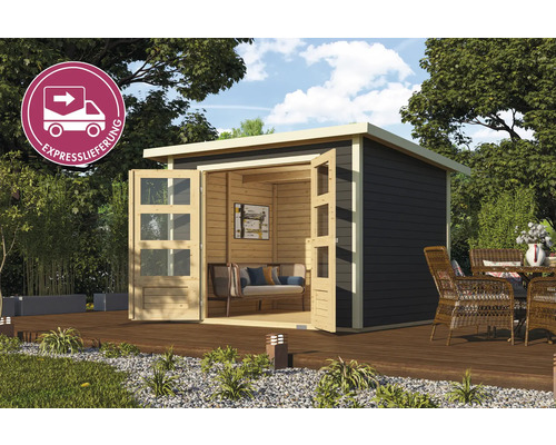 Gartenhaus mit geöffneten Glastüren, Sofa und Sitzgruppe auf einer Terrasse