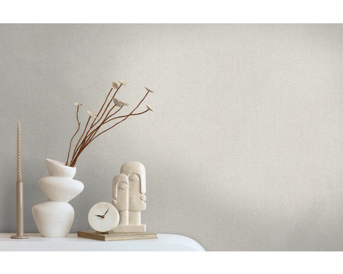 Helle Vliestapete im Wohnraum mit Dekoration