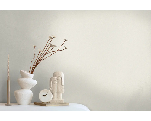 Dekorative Szene mit Vase, Dekoration, Uhr und Kerze vor einer Wand