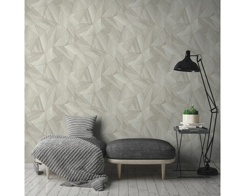 Wohnzimmer mit geometrischer Tapete, Sitzbank, Stehlampe und Beistelltisch