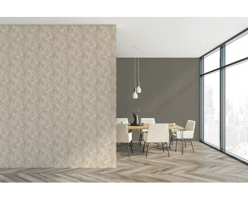 Heller Speisesaal mit Esstisch, Stühlen, Pendelleuchten und gemusterter Tapete