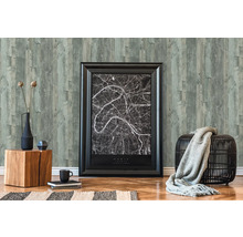 Dekoratives Interieur mit Holzpaneel-Tapete, gerahmter Karte, Hocker und Wohnaccessoires
