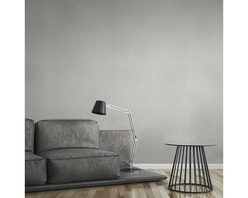 Graue Wohnzimmergestaltung mit Sofa, Stehlampe und Beistelltisch