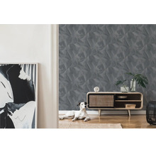 Wohnraum mit gemusterter Tapete, Sideboard und Hund