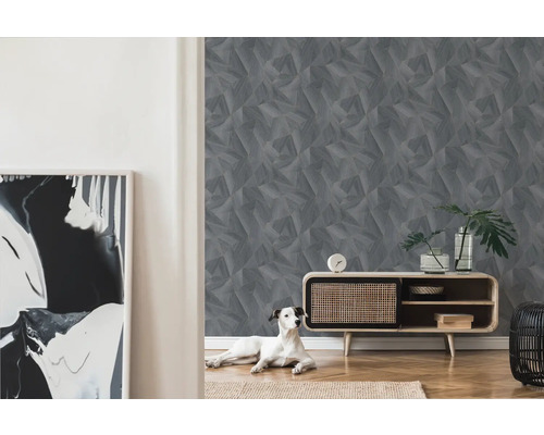 Wohnraum mit gemusterter Tapete, Sideboard und Hund