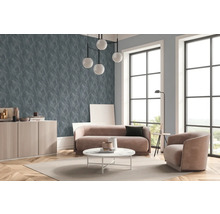 Wohnzimmer mit Sofa, Sessel, Couchtisch und dreidimensionaler Wandtapete