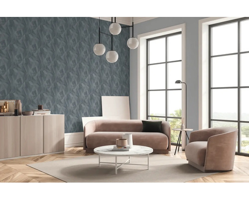 Wohnzimmer mit Sofa, Sessel, Couchtisch und dreidimensionaler Wandtapete