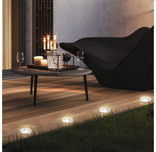 Terrasse mit Tisch, Stuhl und eingelassenen Bodenleuchten