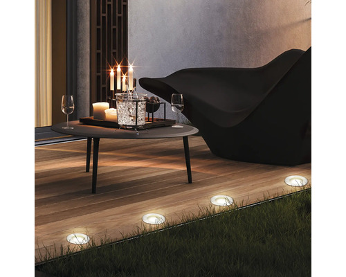 Terrasse mit Tisch, Stuhl und eingelassenen Bodenleuchten