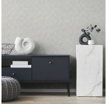 Wohnraum mit grauer Strukturtapete, Sideboard, Dekoration und Sitzhocker