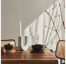 Tischdekoration mit Kerzenhalter, Tasse und Zweigen auf einem Holztisch