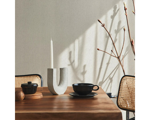Tischdekoration mit Kerzenhalter, Tasse und Zweigen auf einem Holztisch