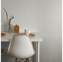 Szene mit Tisch, Stuhl, Tasse, Dekoration und Rauhfasertapete